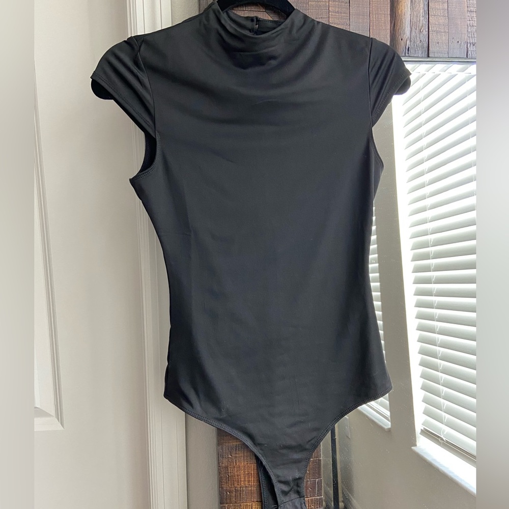 Black shirt sleeve bodysuit - Button Back